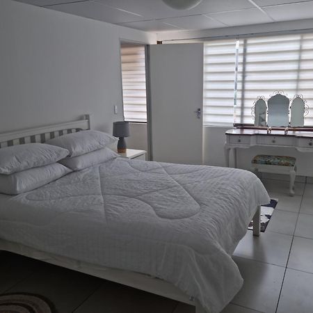 12 On Vaal Drive Guesthouse Vanderbijlpark ภายนอก รูปภาพ