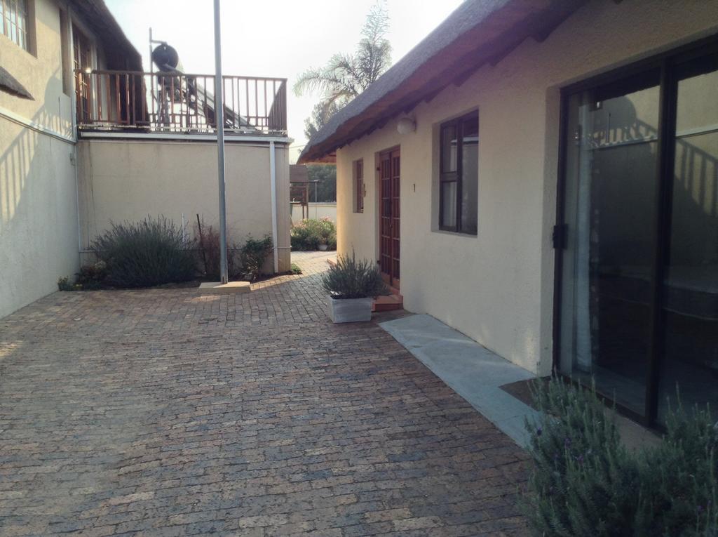 12 On Vaal Drive Guesthouse Vanderbijlpark ห้อง รูปภาพ