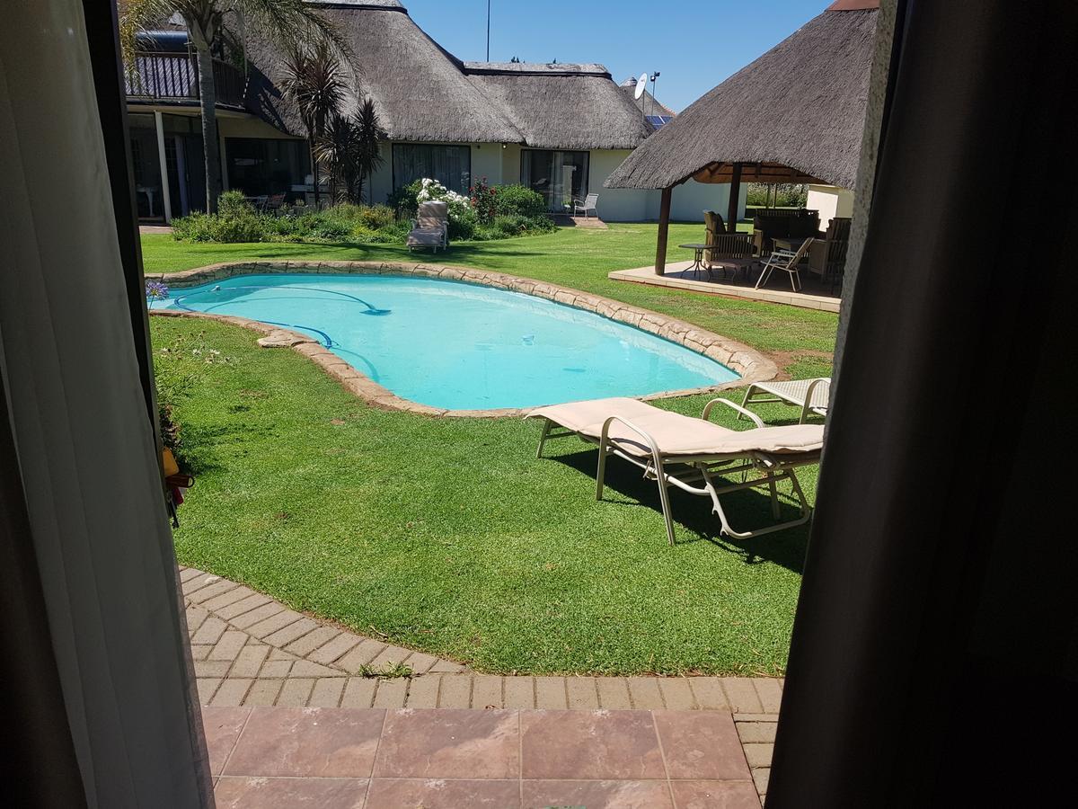 12 On Vaal Drive Guesthouse Vanderbijlpark ภายนอก รูปภาพ