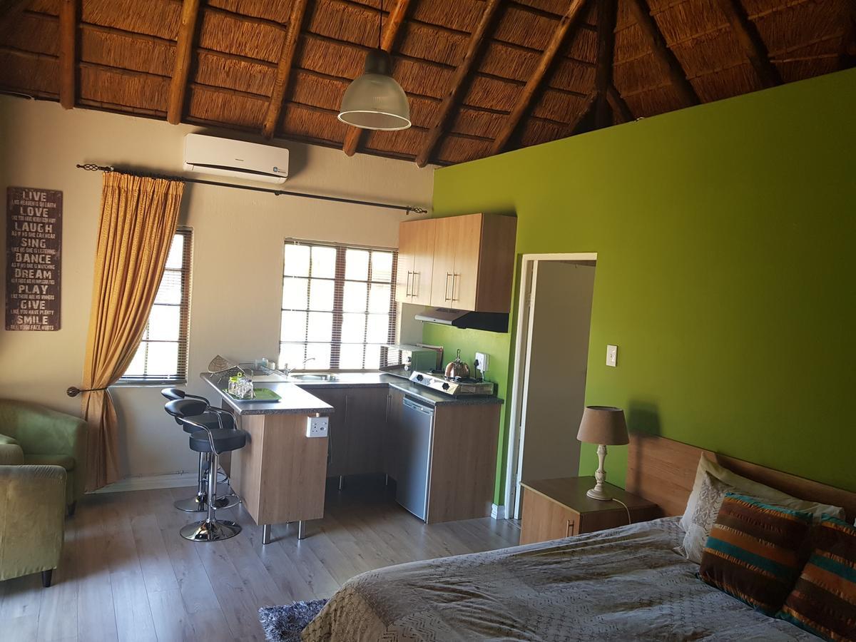 12 On Vaal Drive Guesthouse Vanderbijlpark ภายนอก รูปภาพ