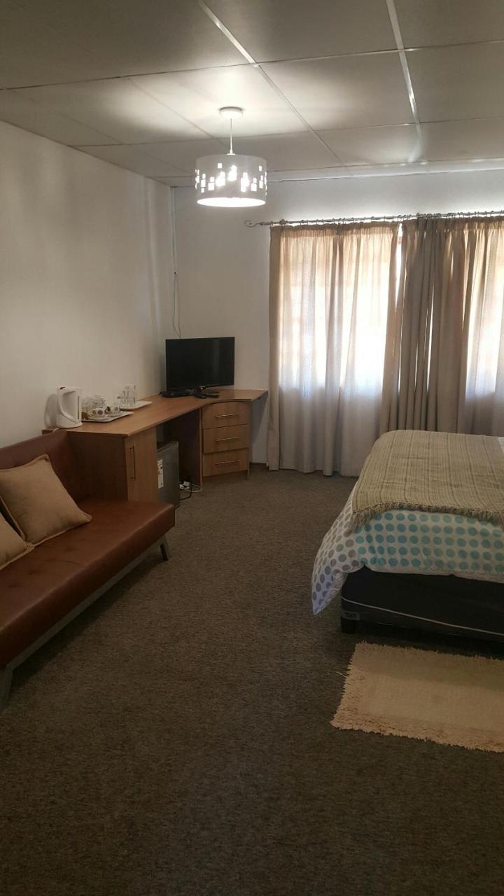 12 On Vaal Drive Guesthouse Vanderbijlpark ภายนอก รูปภาพ