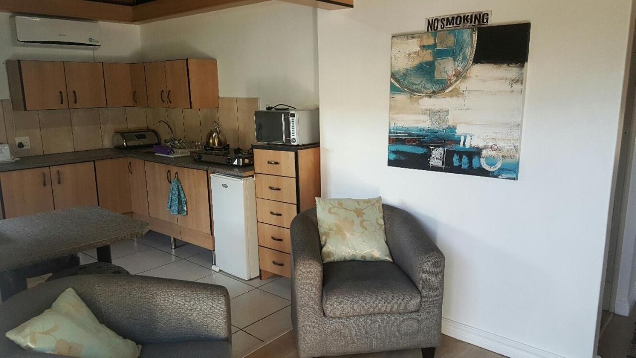 12 On Vaal Drive Guesthouse Vanderbijlpark ภายนอก รูปภาพ
